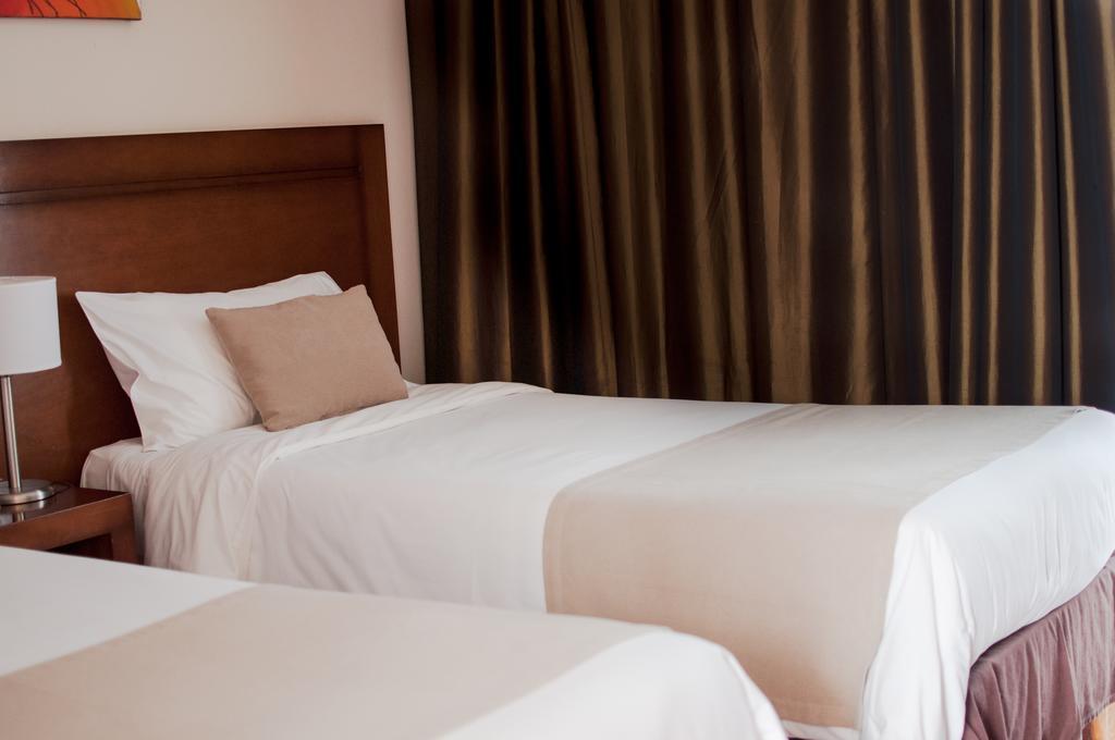 Herradura Hotel Suites เนวเก็น ภายนอก รูปภาพ
